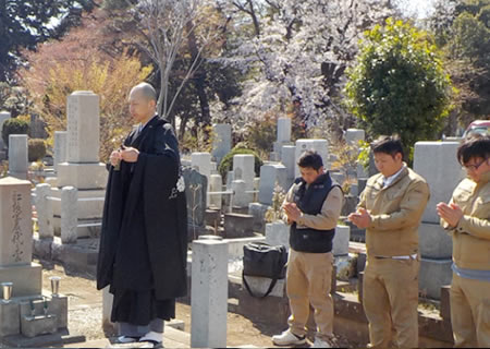 墓じまいをする際、閉眼供養（お精抜き）ための僧侶の手配も致しております。