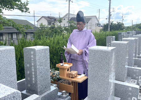 墓じまいをする際、閉眼供養（お精抜き）ための僧侶の手配も致しております。